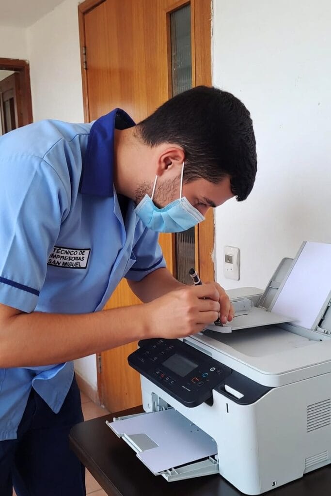 Técnico de impresoras en San Miguel reparando equipo a domicilio